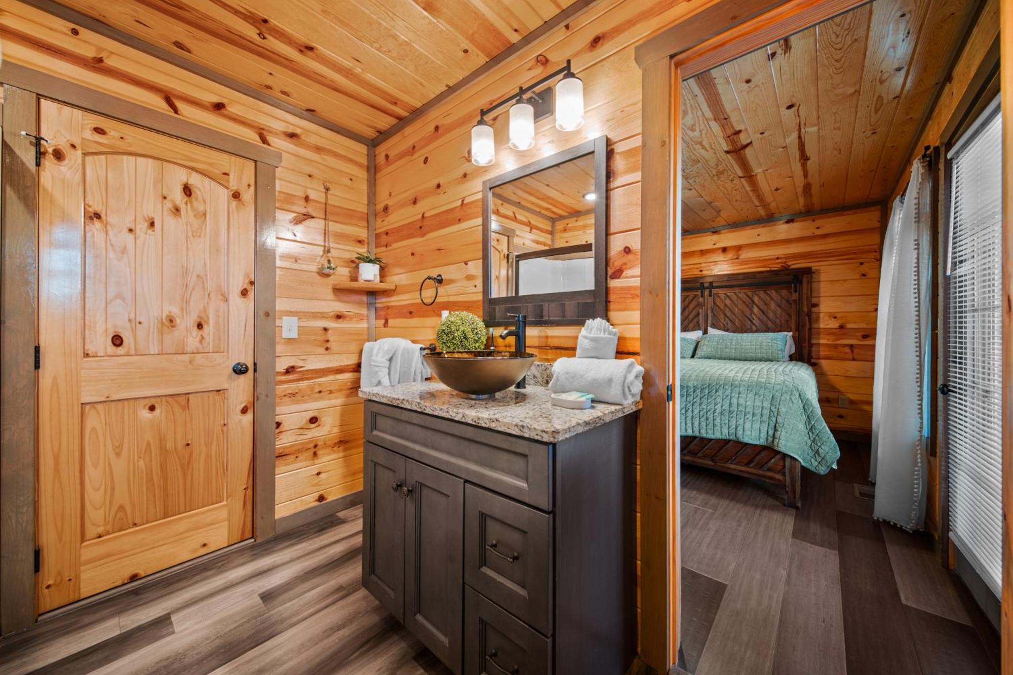 Indoor Heated Pool, Alpine Resort Near Dollywood, Theater & Game Room, Hot Tub * Pigeon Forge