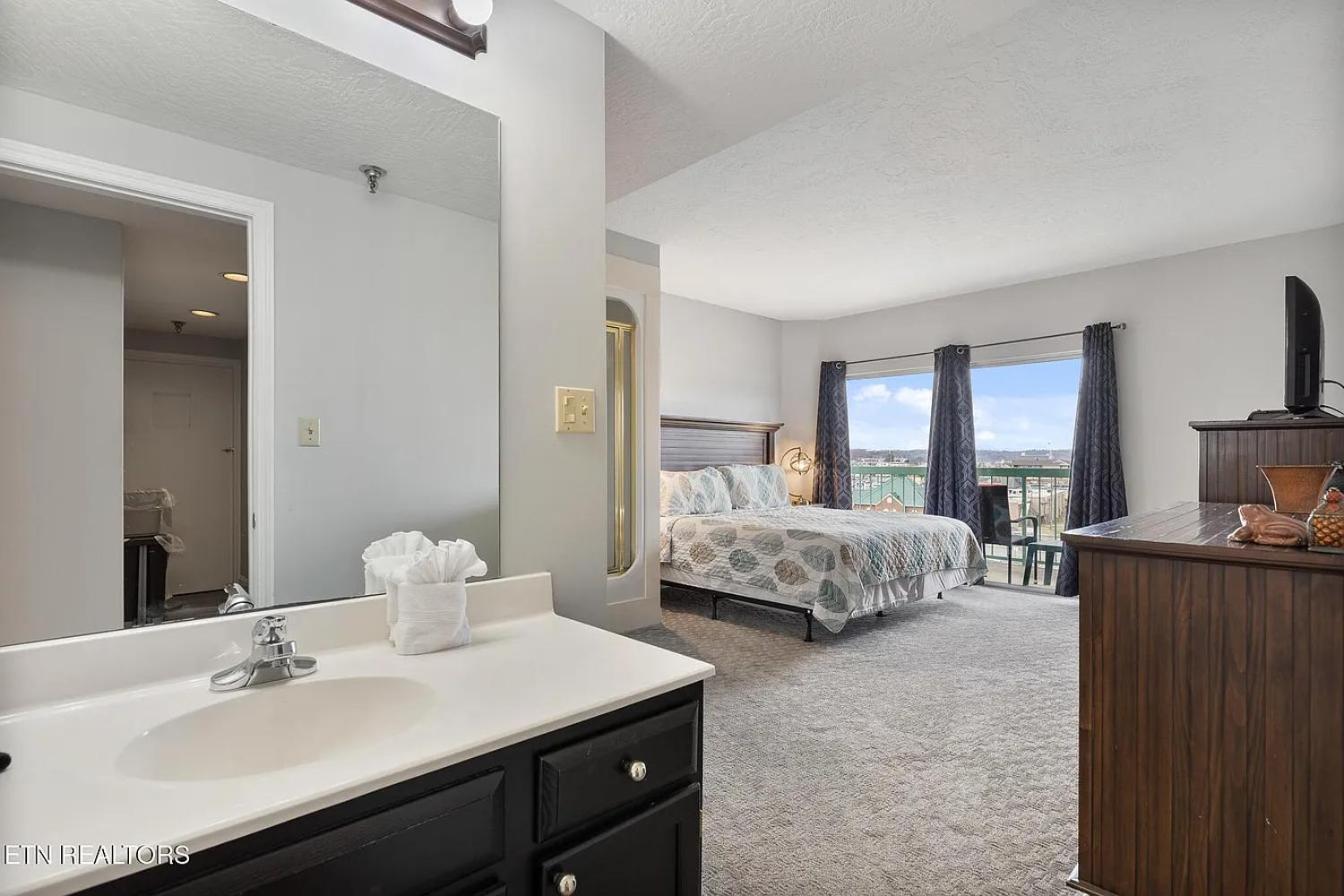 River Place #611 3bd *