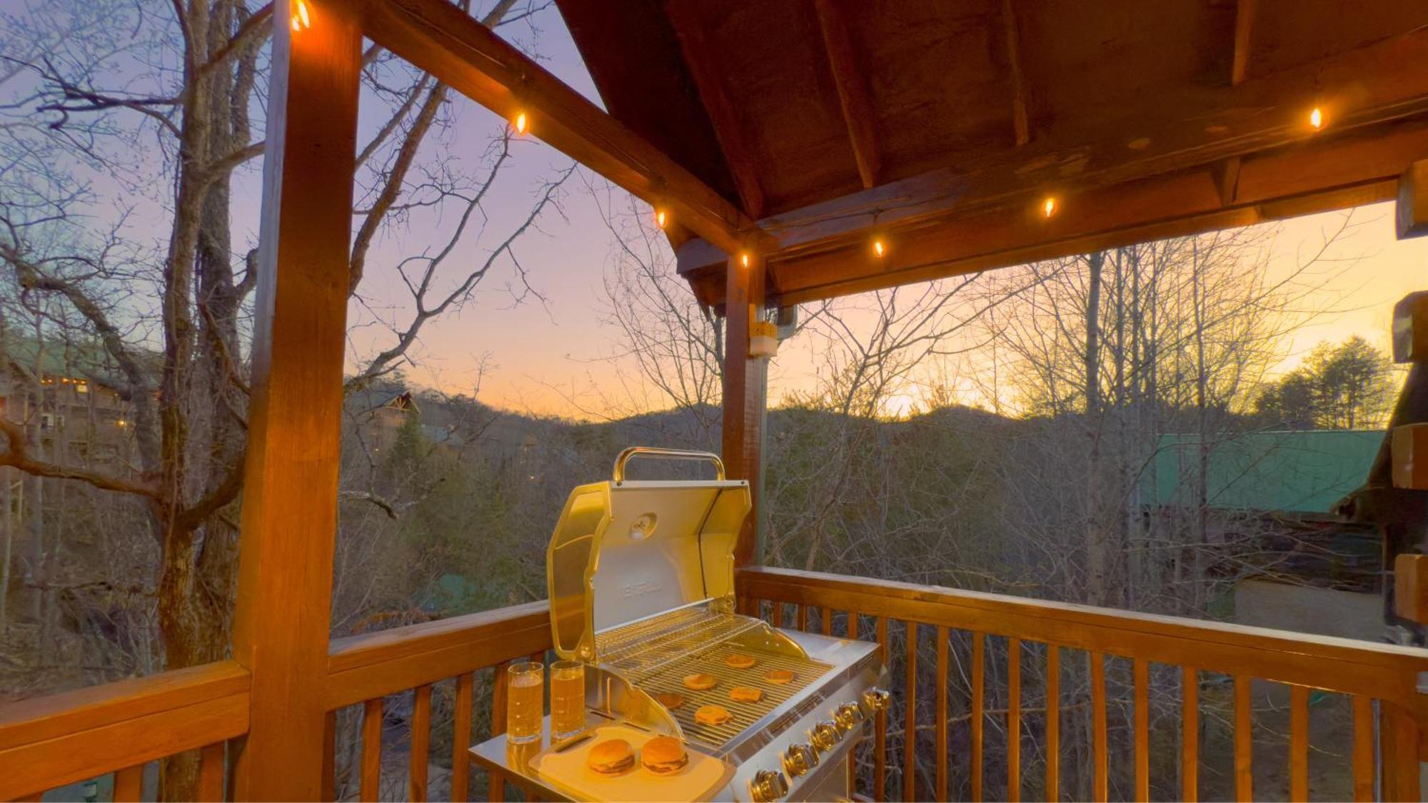 Cabin For Groups Getaway! Top Location, Grill, Wifi & Workstation, Hot Tub & Game Room