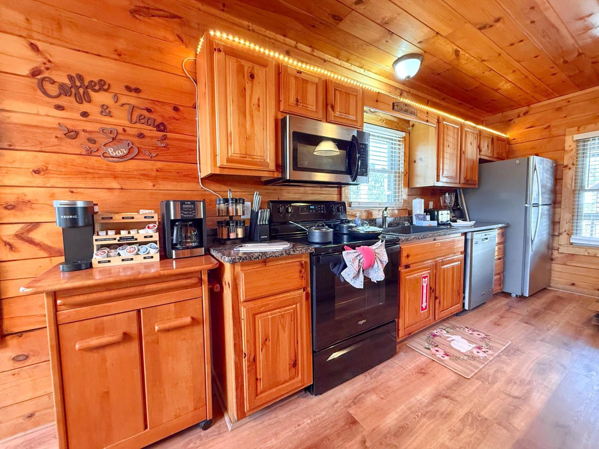 Chalet Cabin For Groups Getaway! Top Location, Grill, Wifi & Workstation, Hot Tub & Game Room