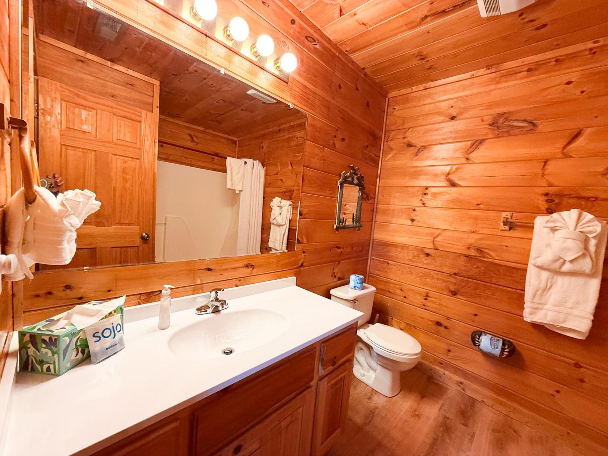 Cabin For Groups Getaway! Top Location, Grill, Wifi & Workstation, Hot Tub & Game Room * Pigeon Forge