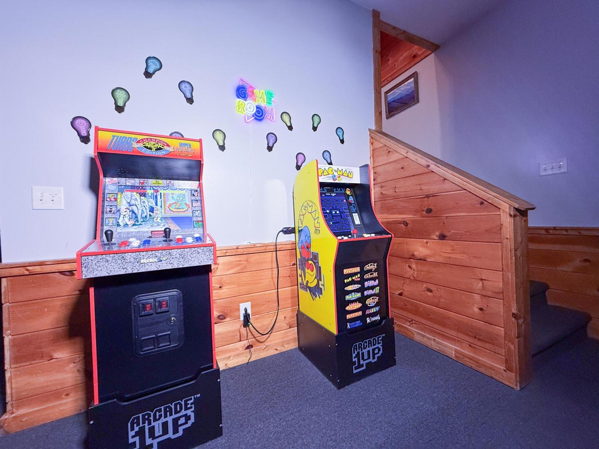 Cabin For Groups Getaway! Top Location, Grill, Wifi & Workstation, Hot Tub & Game Room