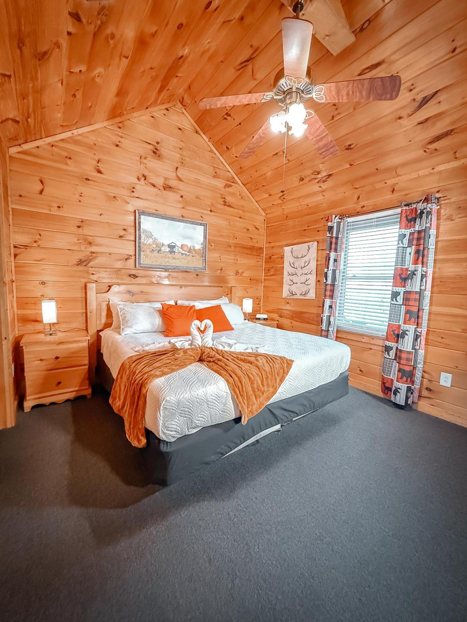 Cabin For Groups Getaway! Top Location, Grill, Wifi & Workstation, Hot Tub & Game Room Chalet Pigeon Forge