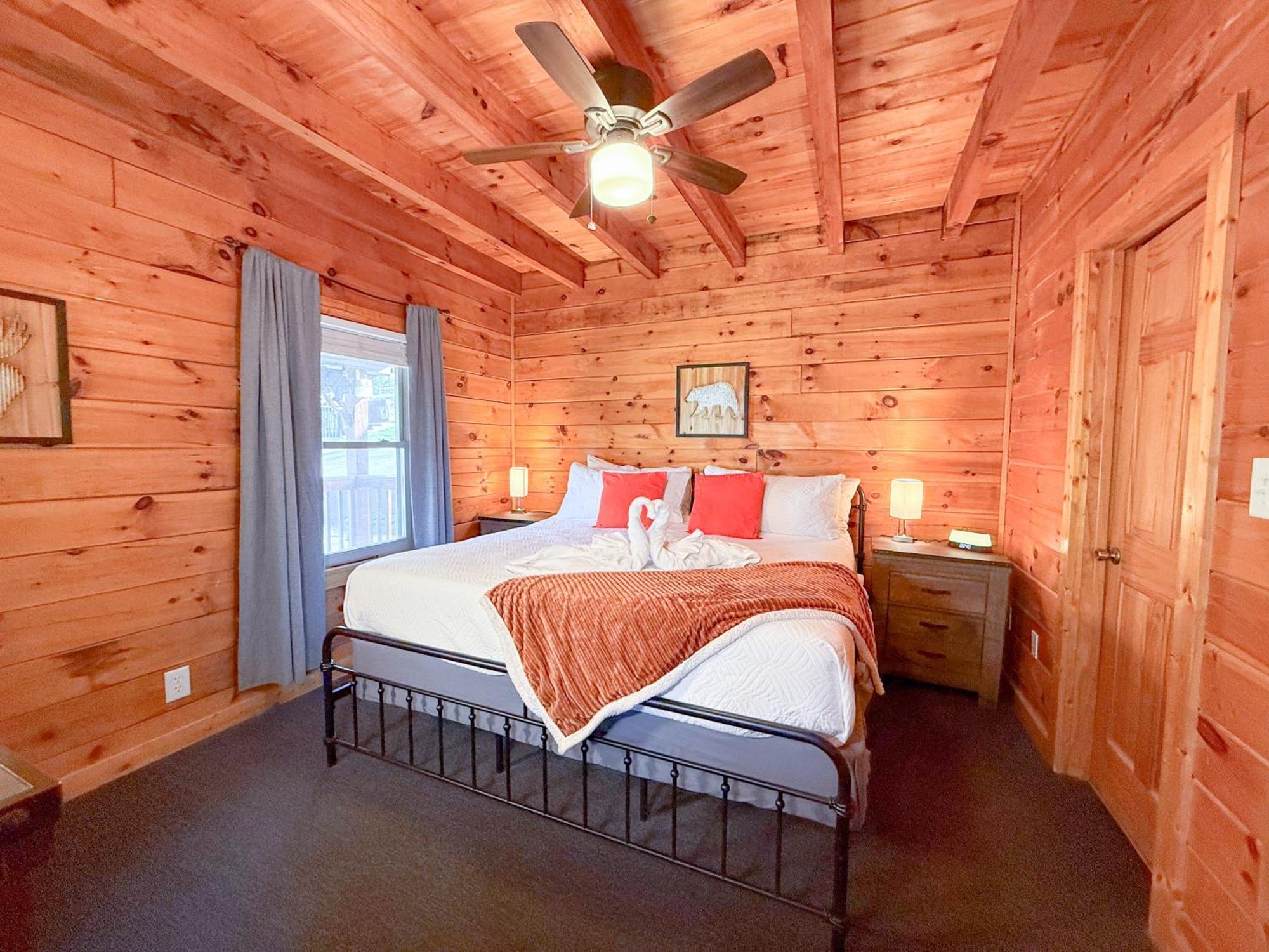 Chalet Cabin For Groups Getaway! Top Location, Grill, Wifi & Workstation, Hot Tub & Game Room Pigeon Forge