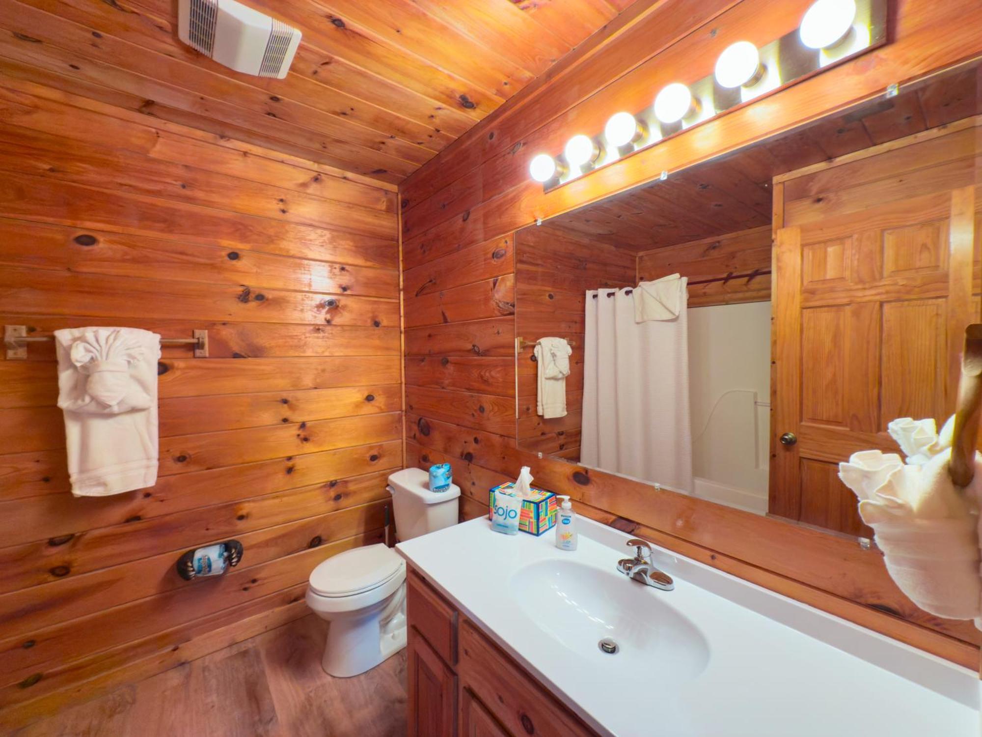 Cabin For Groups Getaway! Top Location, Grill, Wifi & Workstation, Hot Tub & Game Room * Pigeon Forge
