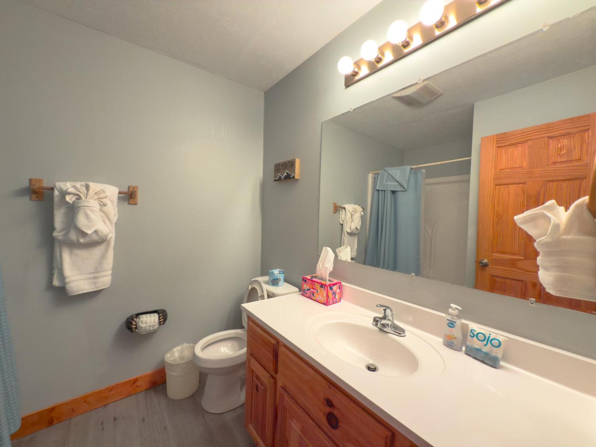 Cabin For Groups Getaway! Top Location, Grill, Wifi & Workstation, Hot Tub & Game Room *