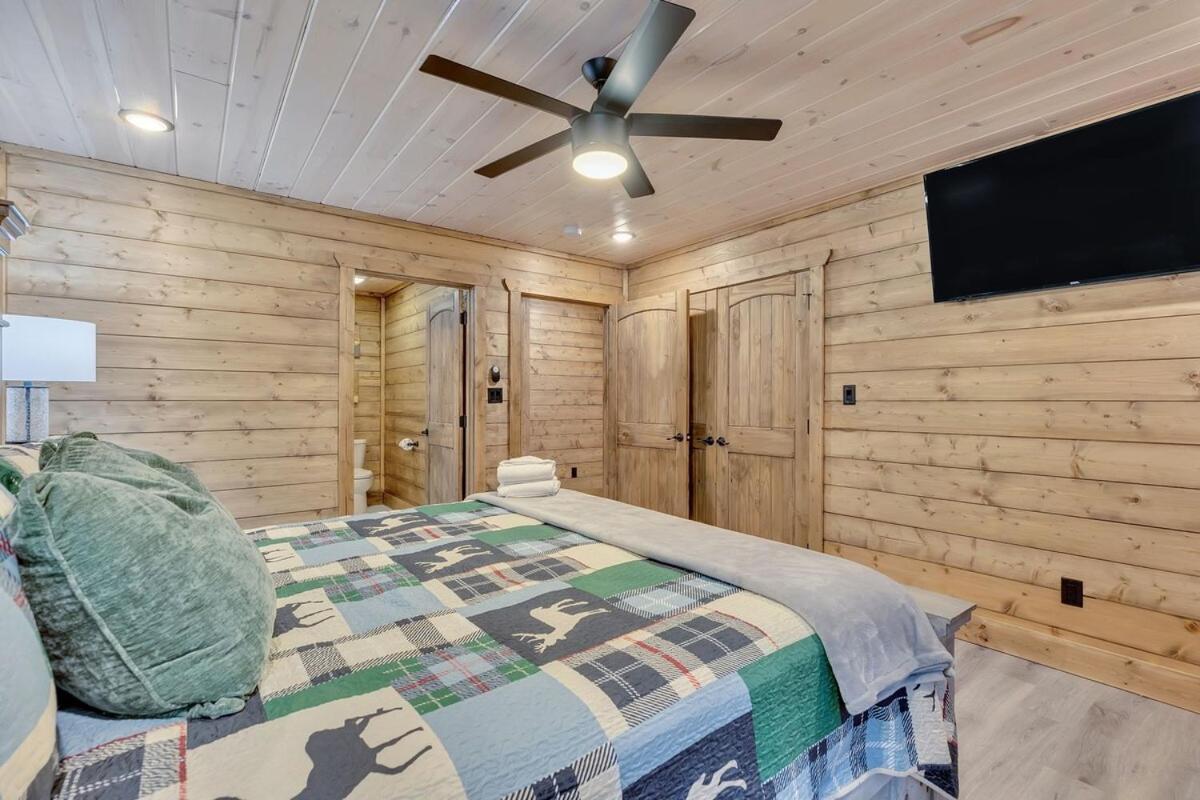 Holiday home Honeybear Hideaways - Luxury Cozy With Theater, Game And Hot Tub