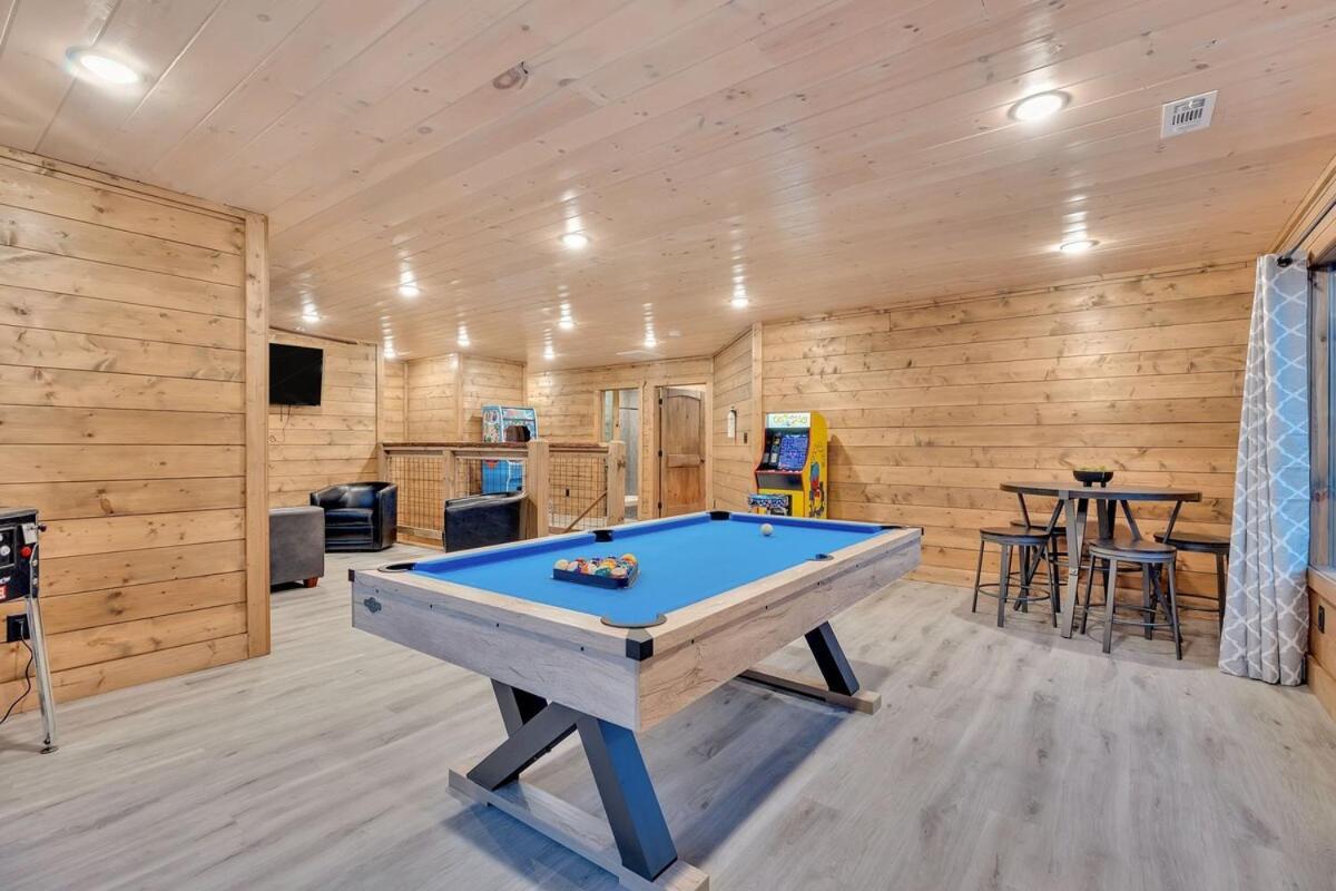 Honeybear Hideaways - Luxury Cozy With Theater, Game And Hot Tub Holiday home *