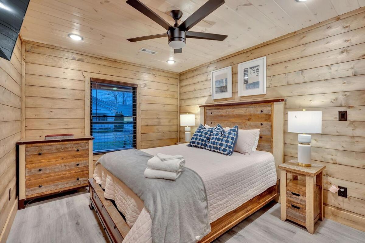 Holiday home Honeybear Hideaways - Luxury Cozy With Theater, Game And Hot Tub *