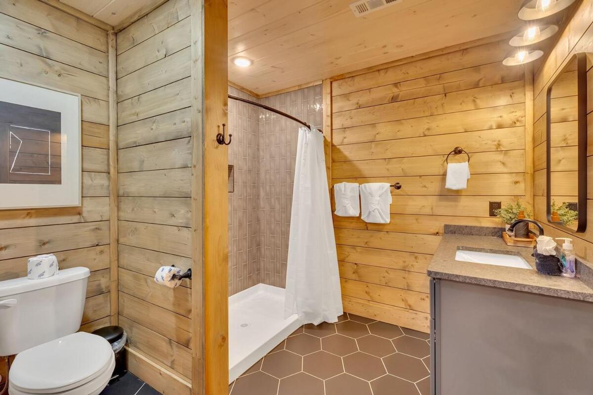 Honeybear Hideaways - Luxury Cozy With Theater, Game And Hot Tub Holiday home *