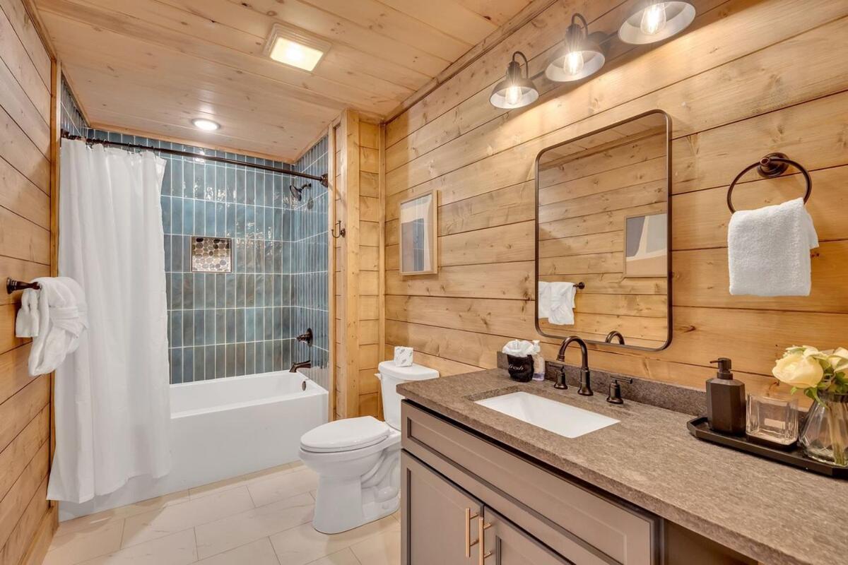 Holiday home Honeybear Hideaways - Luxury Cozy With Theater, Game And Hot Tub *