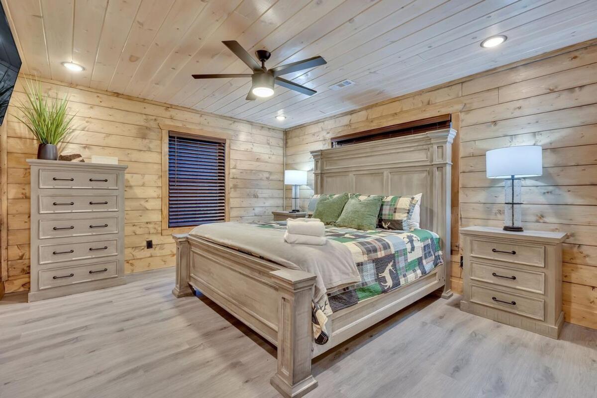 Honeybear Hideaways - Luxury Cozy With Theater, Game And Hot Tub Holiday home *