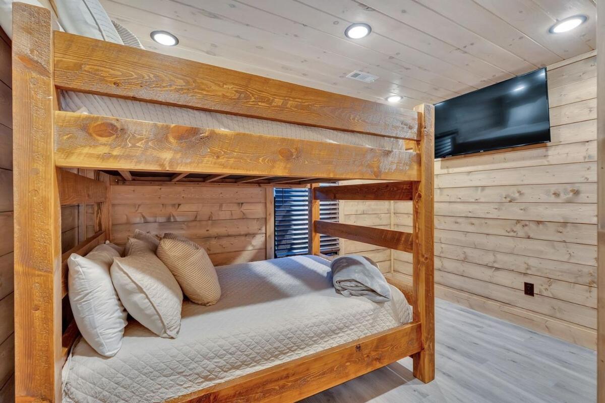 Honeybear Hideaways - Luxury Cozy With Theater, Game And Hot Tub