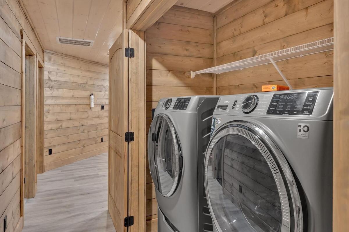 Holiday home Honeybear Hideaways - Luxury Cozy With Theater, Game And Hot Tub