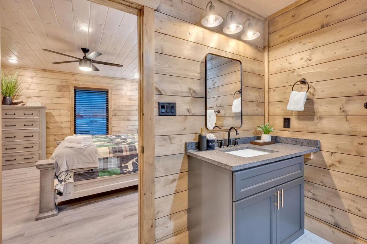 Honeybear Hideaways - Luxury Cozy With Theater, Game And Hot Tub * Pigeon Forge