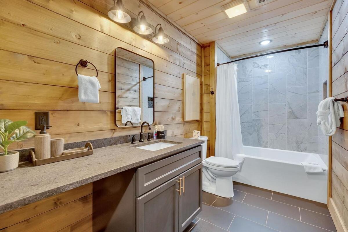 Honeybear Hideaways - Luxury Cozy With Theater, Game And Hot Tub Holiday home