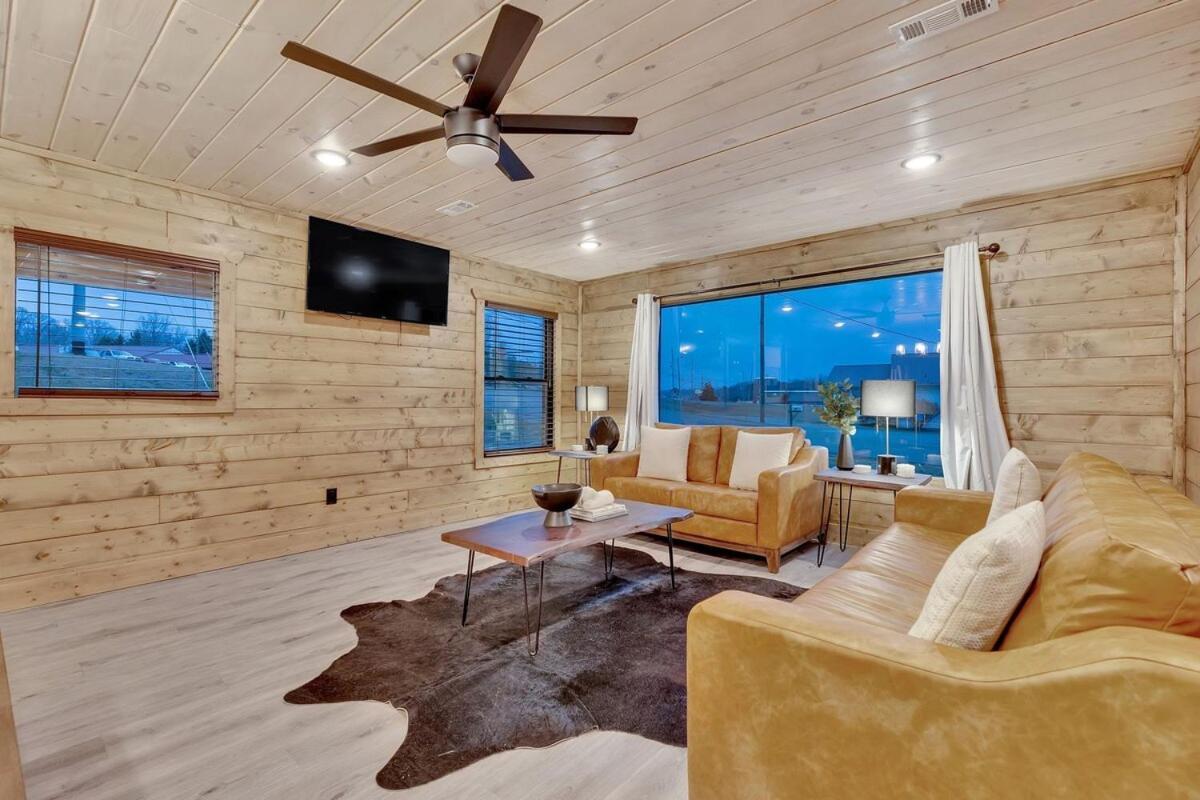 Honeybear Hideaways - Luxury Cozy With Theater, Game And Hot Tub Holiday home *