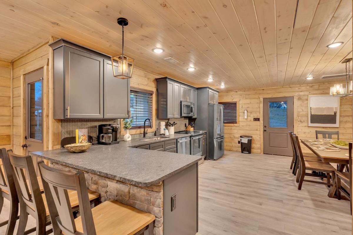 Honeybear Hideaways - Luxury Cozy With Theater, Game And Hot Tub Holiday home Pigeon Forge
