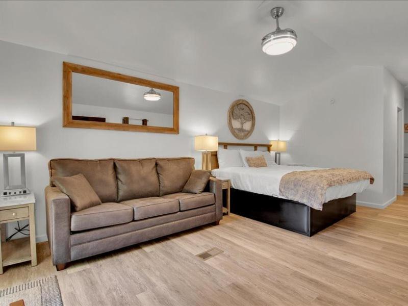 Beautiful Model With Breathtaking View Pigeon Forge