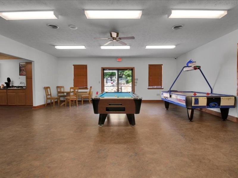 Chalet Model With Parking Pigeon Forge