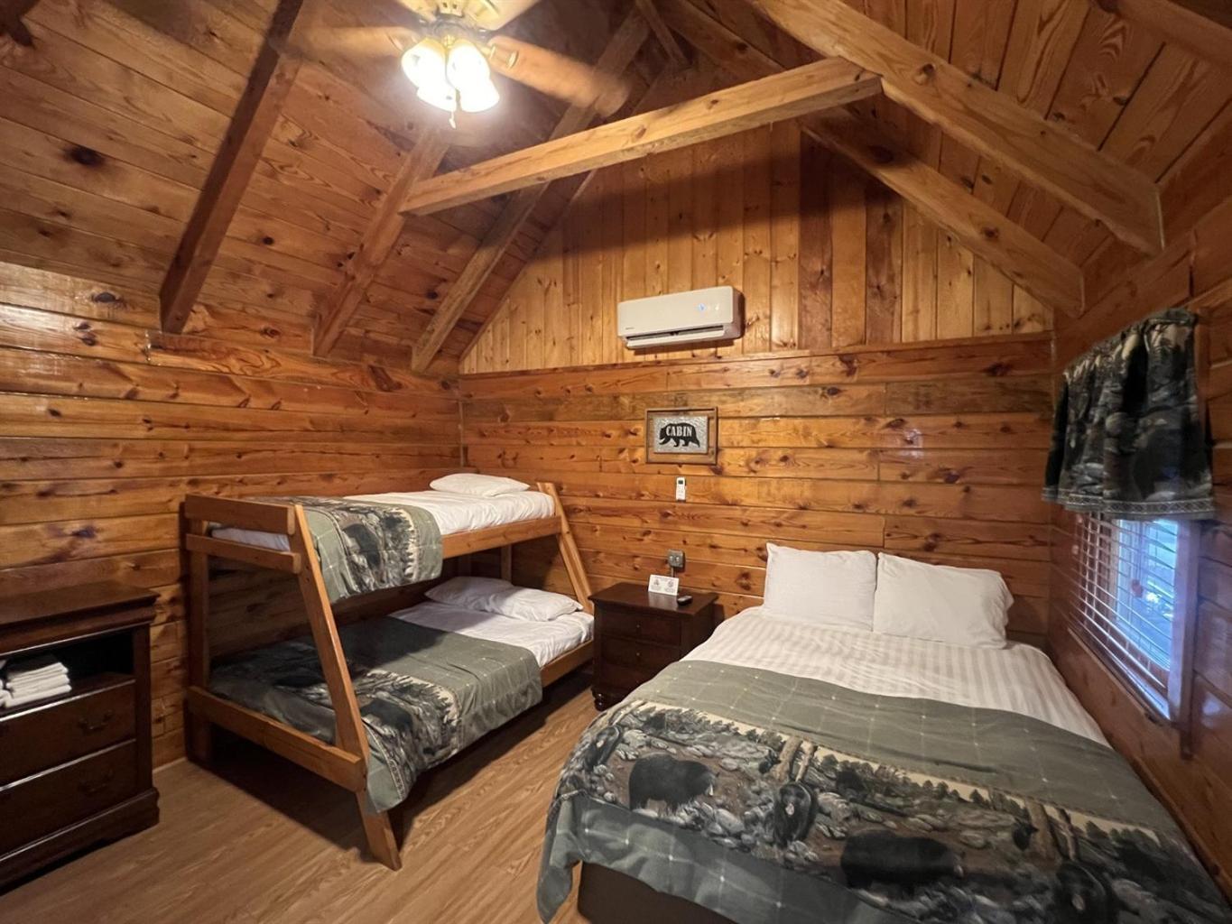 Chalet Homey With Mountain Views *