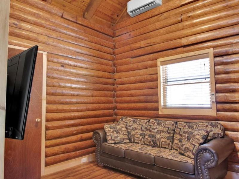 Deluxe 1 Bedroom With Parking *