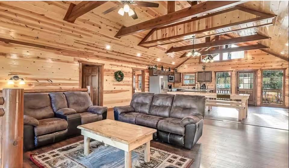 Sleeps 28 - Luxe Smokies Game Hot Tub Views Near Attractions Holiday home Pigeon Forge