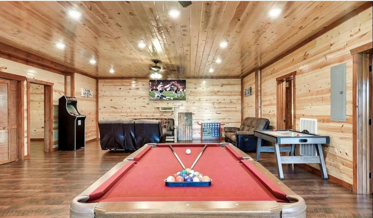Holiday home Sleeps 28 - Luxe Smokies Game Hot Tub Views Near Attractions *