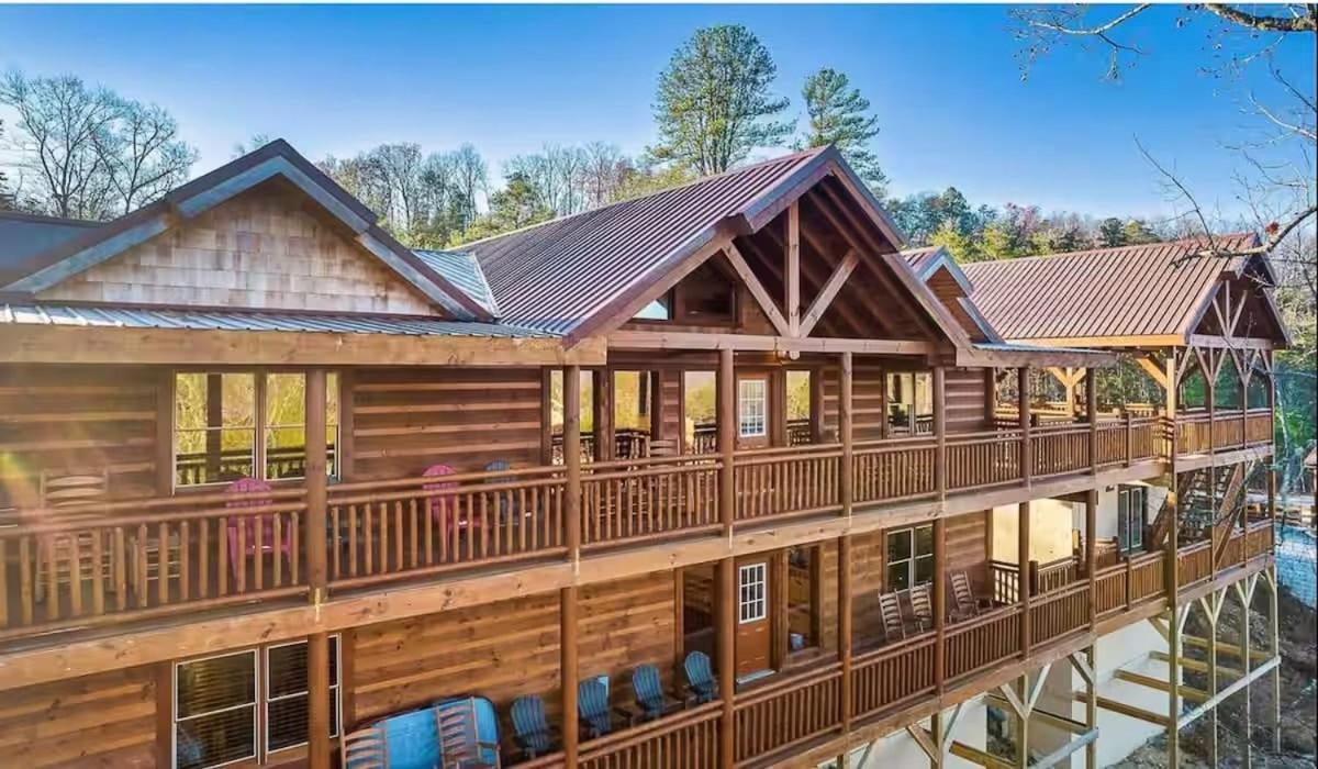 Sleeps 28 - Luxe Smokies Game Hot Tub Views Near Attractions Holiday home Pigeon Forge
