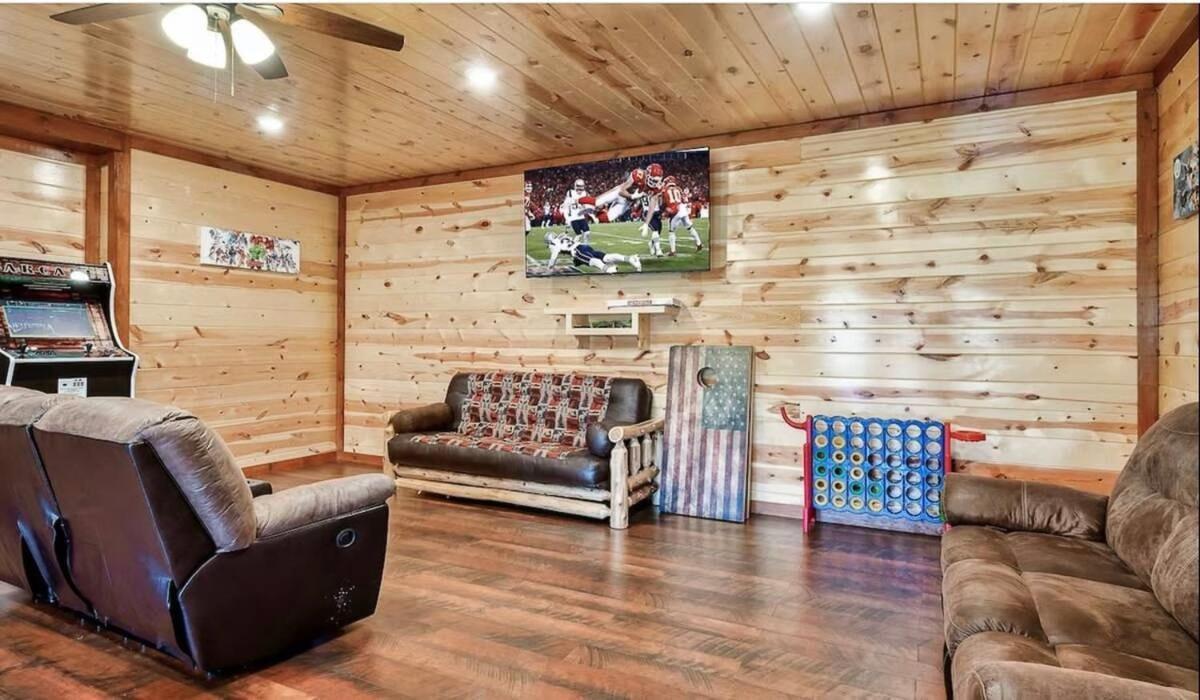 Holiday home Sleeps 28 - Luxe Smokies Game Hot Tub Views Near Attractions