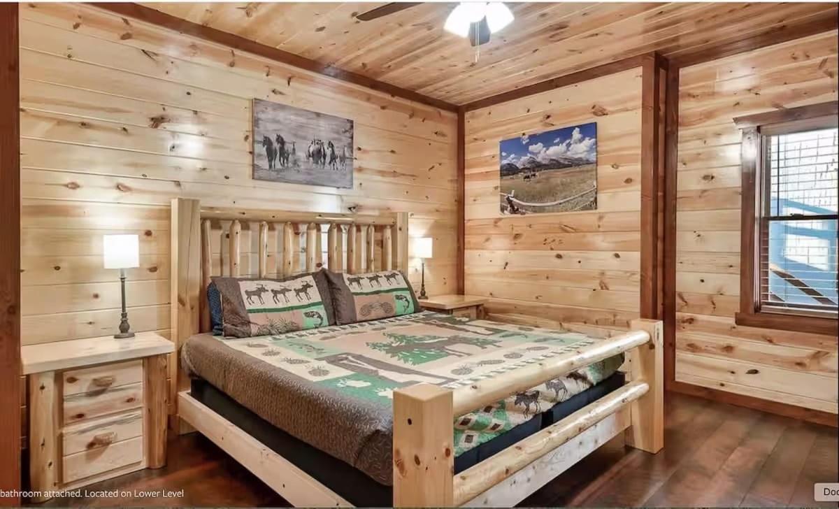 Holiday home Sleeps 28 - Luxe Smokies Game Hot Tub Views Near Attractions Pigeon Forge