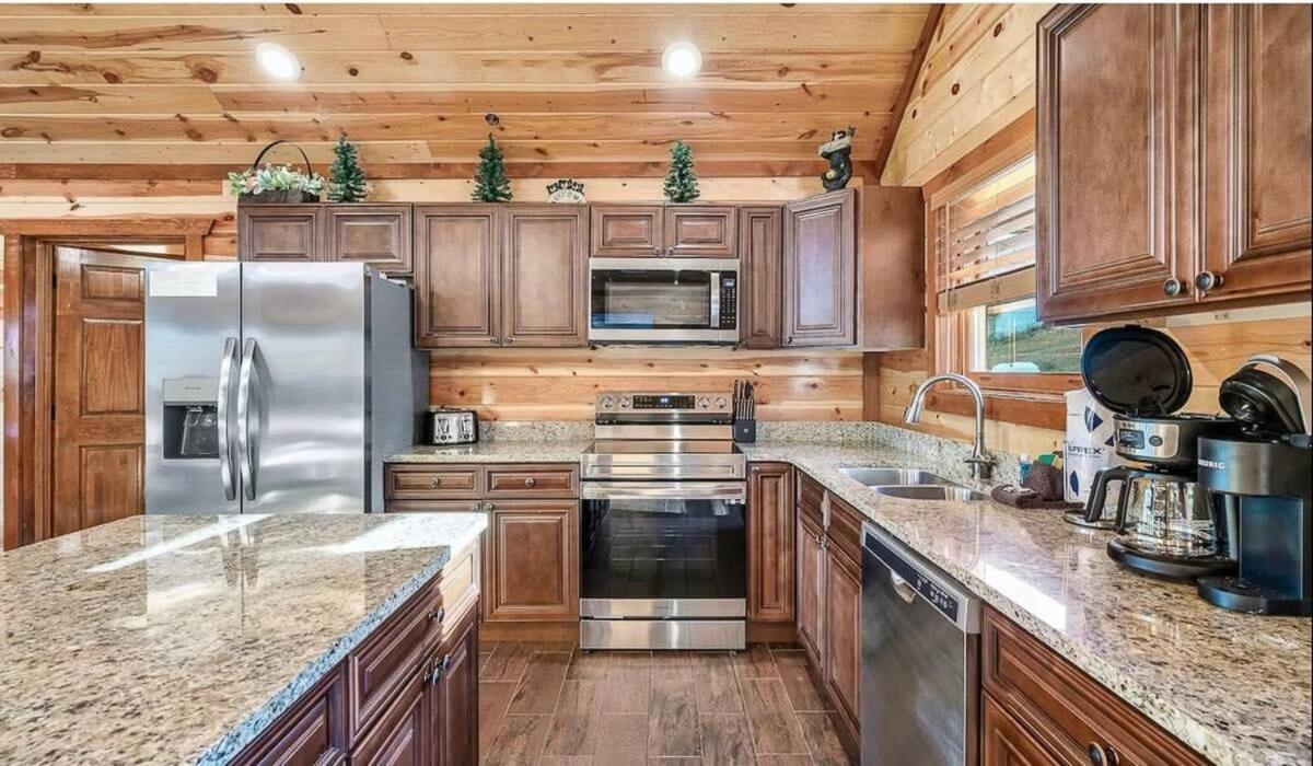 Sleeps 28 - Luxe Smokies Game Hot Tub Views Near Attractions Holiday home