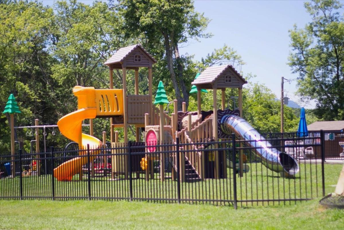 Oasis Near Smoky Mountains * Pigeon Forge