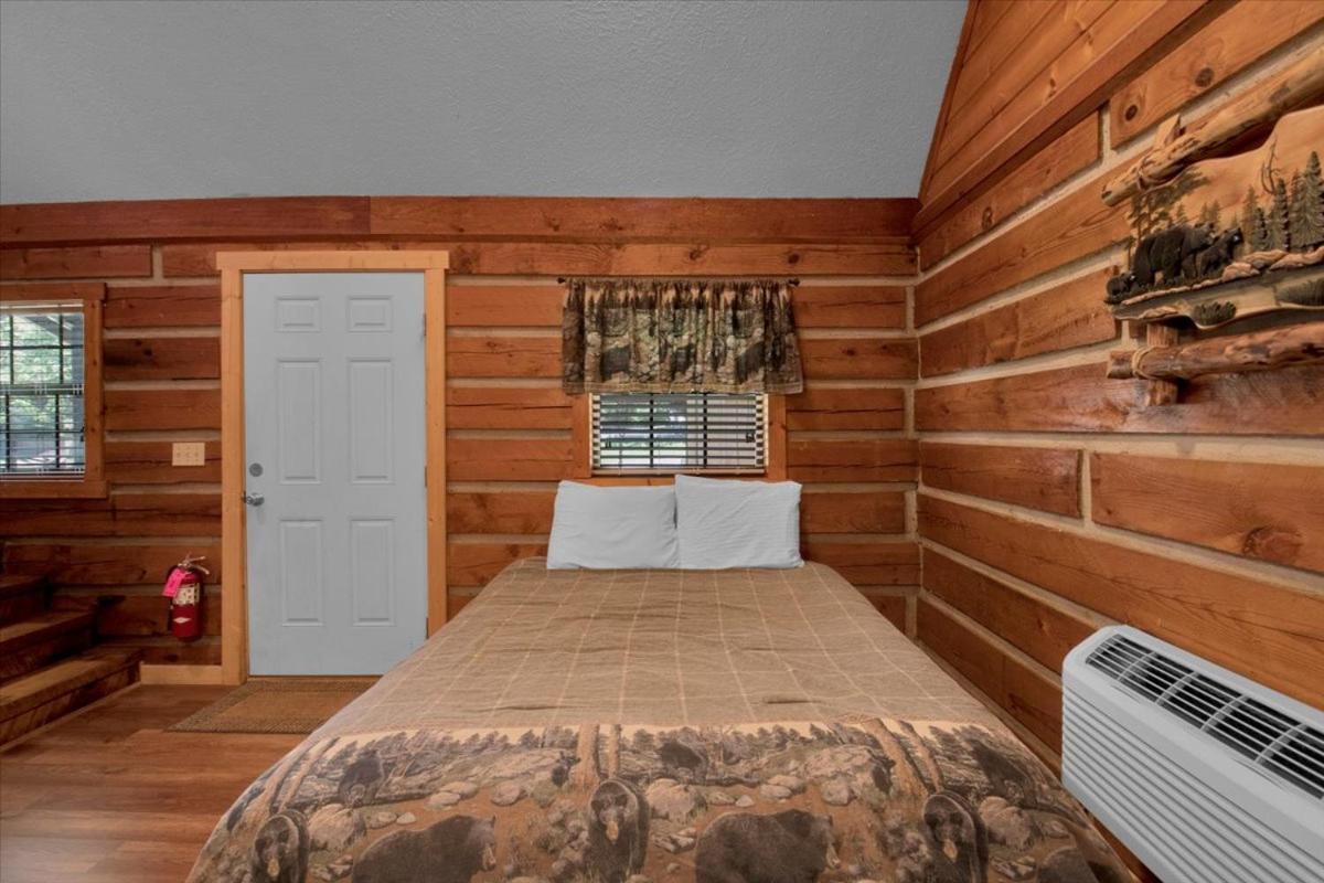 Cozy Log Retreat In Tennessee Chalet *