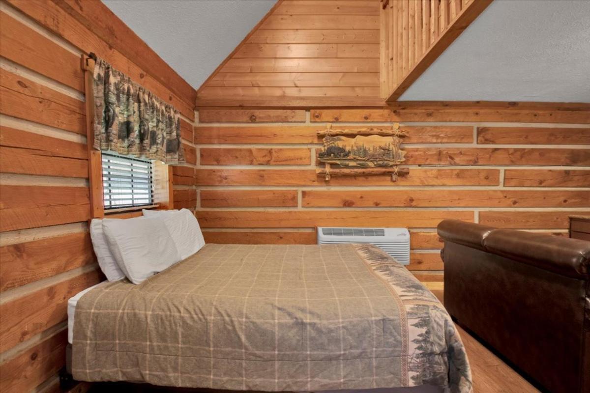 Chalet Cozy Log Retreat In Tennessee *