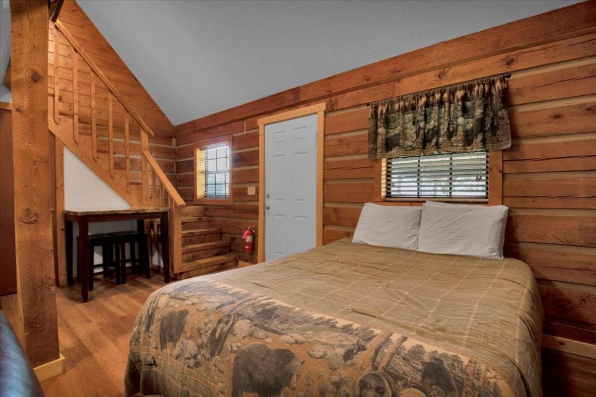 Cozy Log Retreat In Tennessee Chalet *