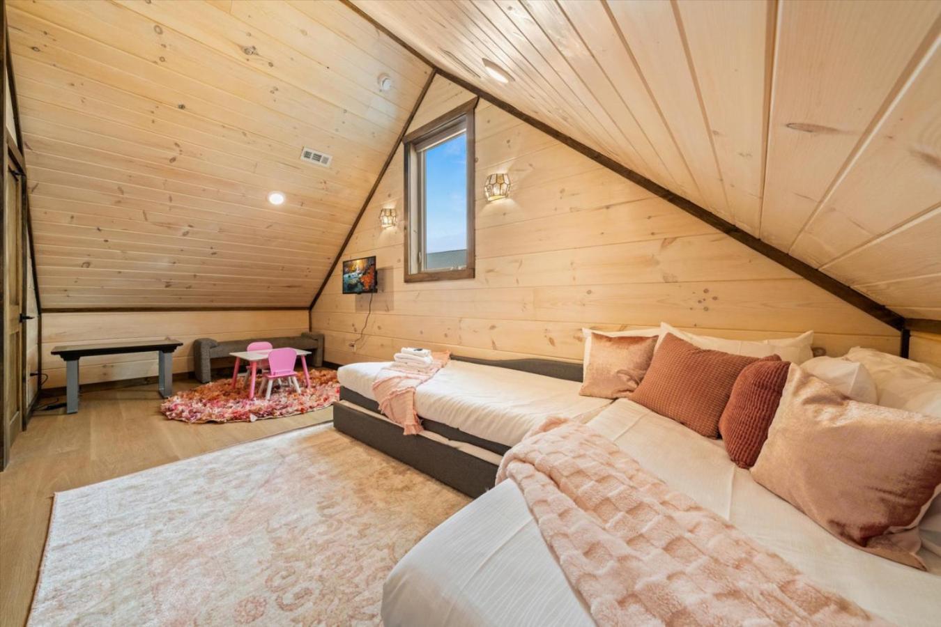 The Charlotte Hot Tub Fireplace Multicade Holiday home