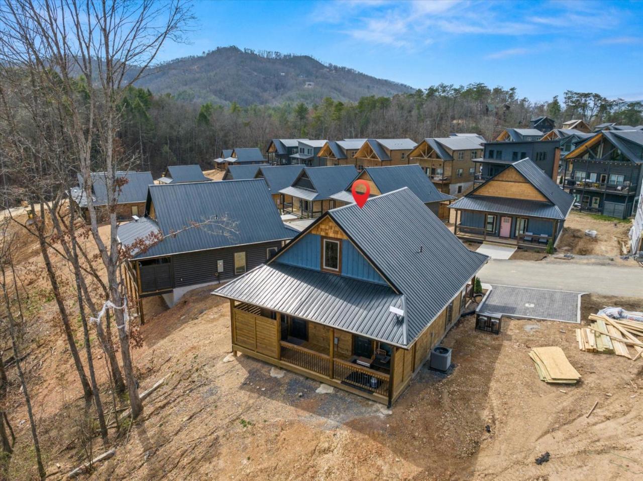 The Charlotte Hot Tub Fireplace Multicade Holiday home Pigeon Forge