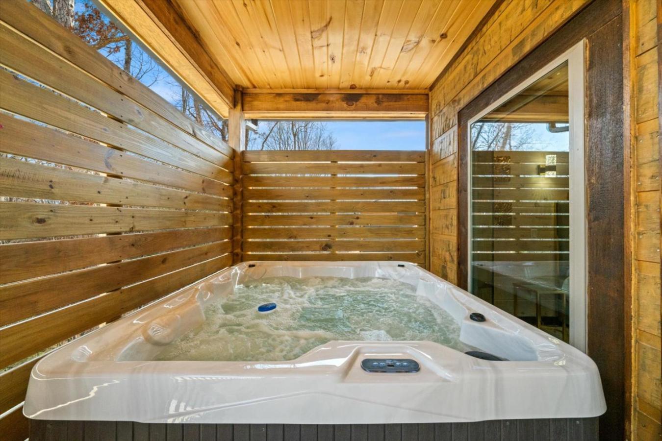 The Charlotte Hot Tub Fireplace Multicade Holiday home