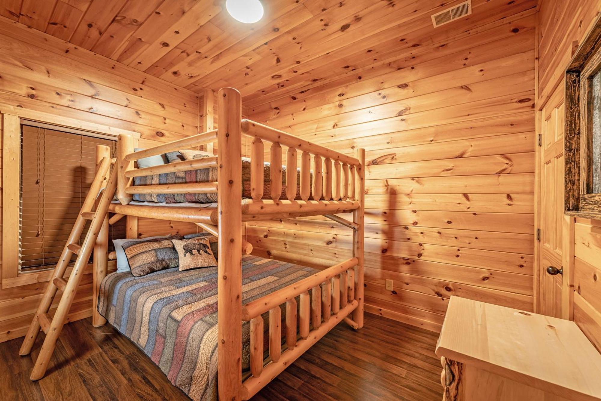 Holiday home Blue Bear Near Dollywood! 1 Mile Off Pkwy Community Pool Hot Tub Game Rm
