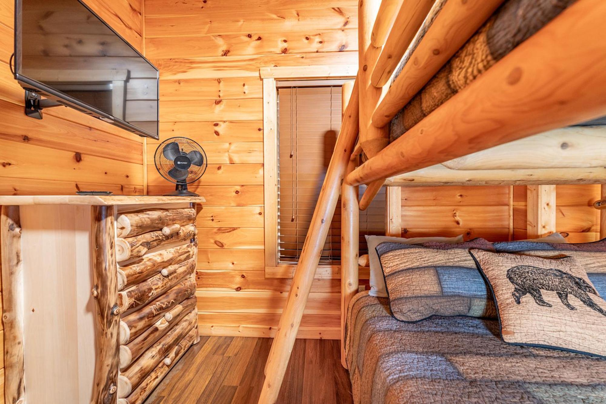 Holiday home Blue Bear Near Dollywood! 1 Mile Off Pkwy Community Pool Hot Tub Game Rm *