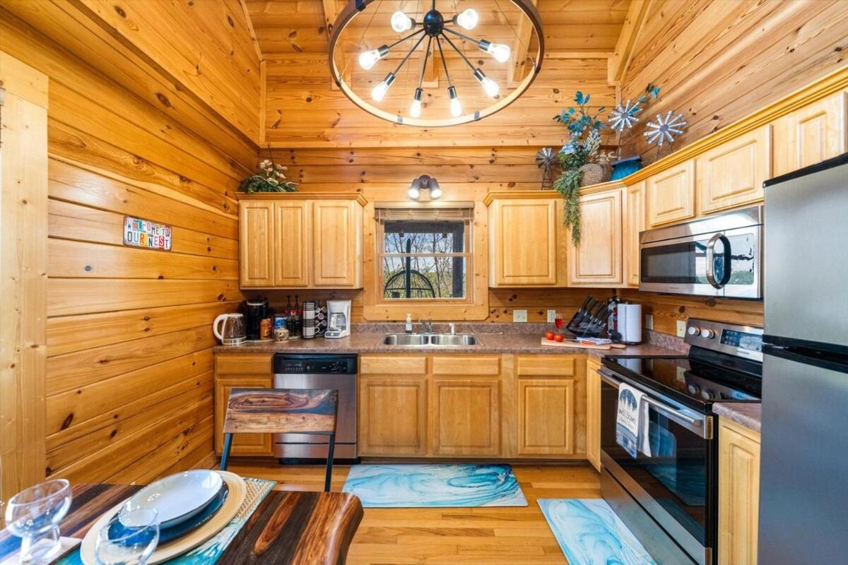 Holiday home Rustic W Modern Comfort Minutes From Parkway *