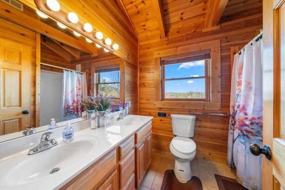Rustic W Modern Comfort Minutes From Parkway Holiday home *