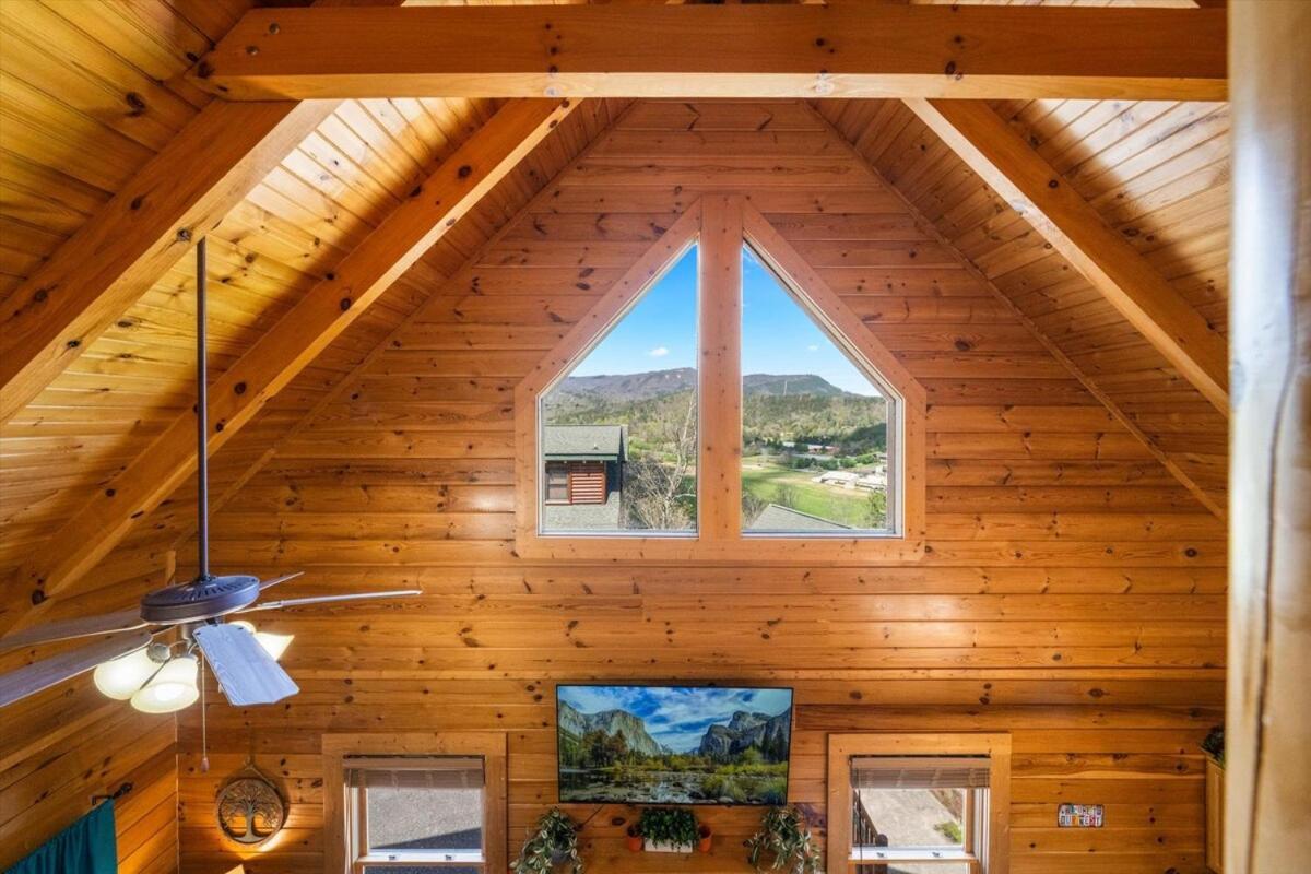 Rustic W Modern Comfort Minutes From Parkway Pigeon Forge