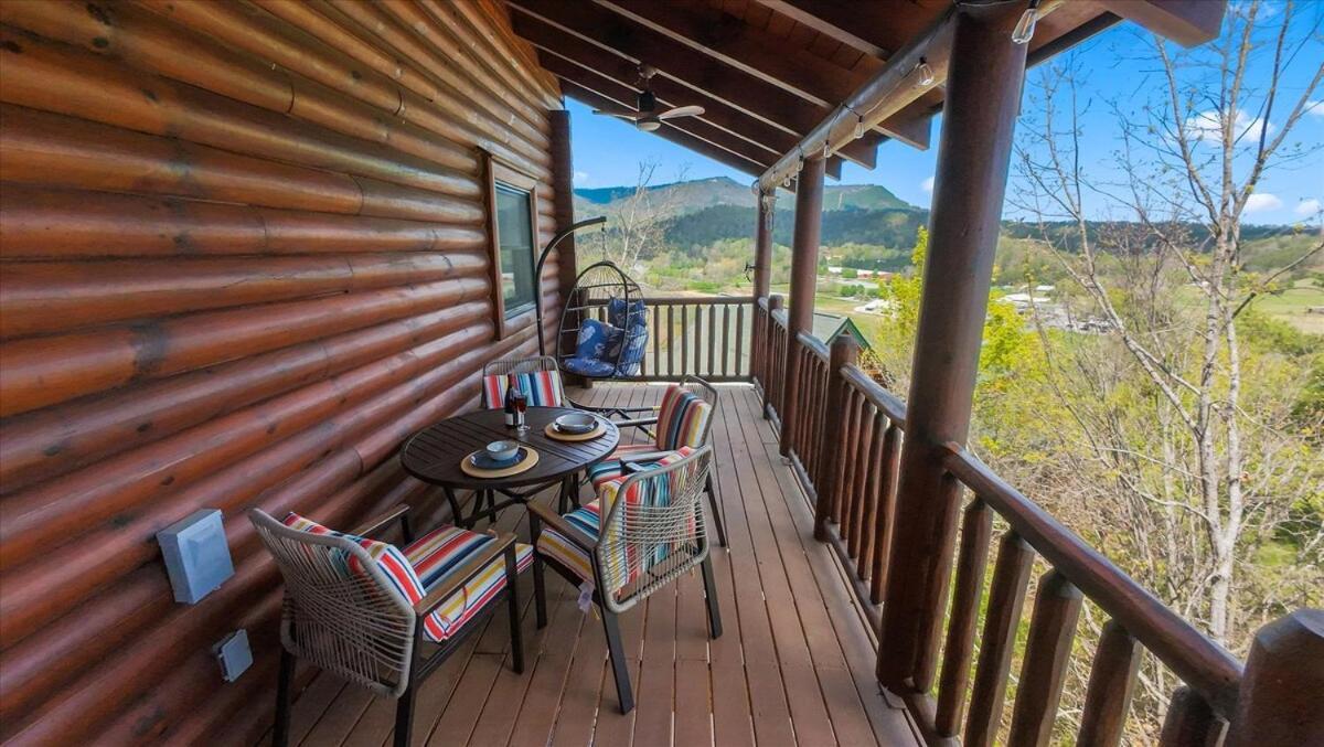 Holiday home Rustic W Modern Comfort Minutes From Parkway *
