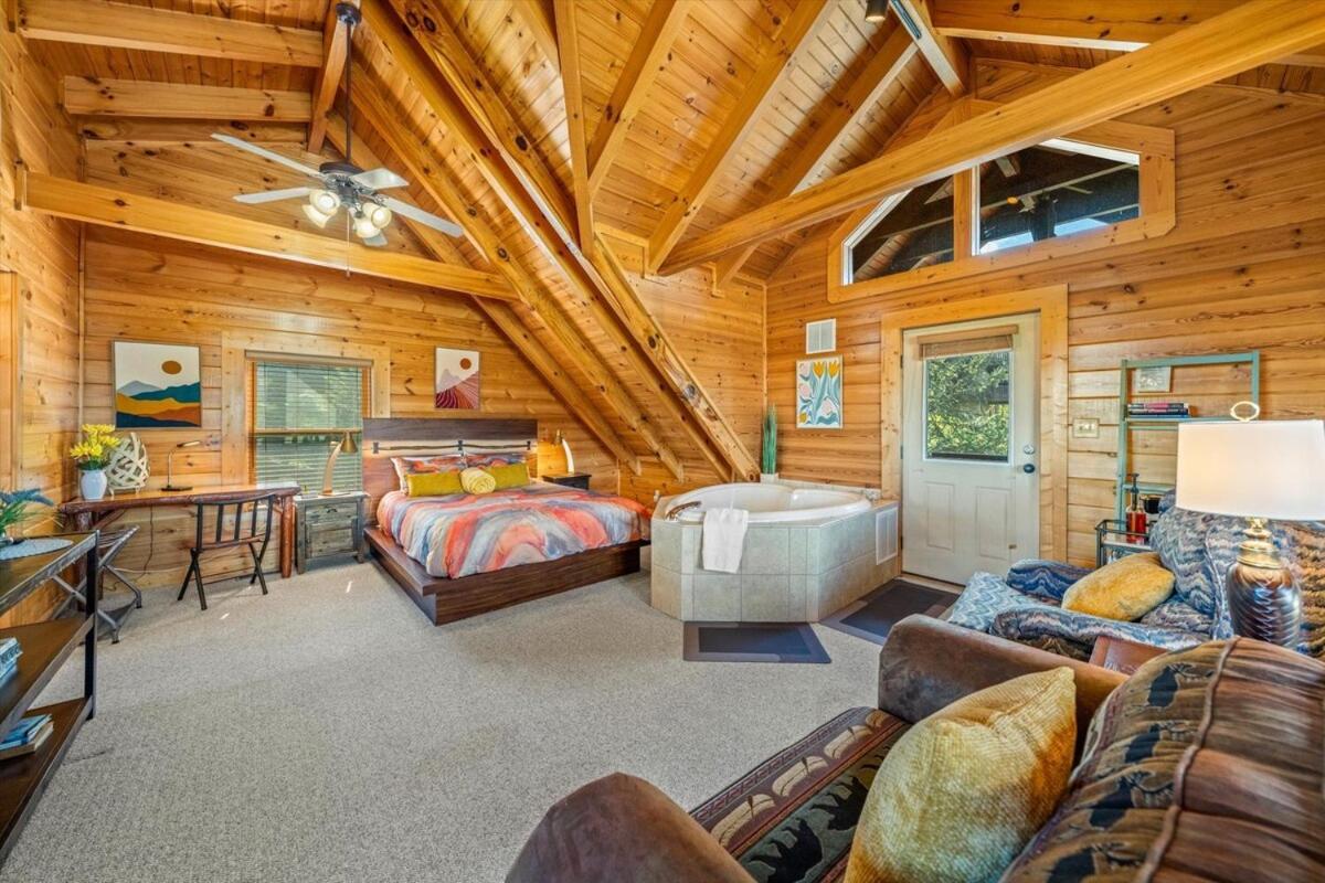 Rustic W Modern Comfort Minutes From Parkway Pigeon Forge