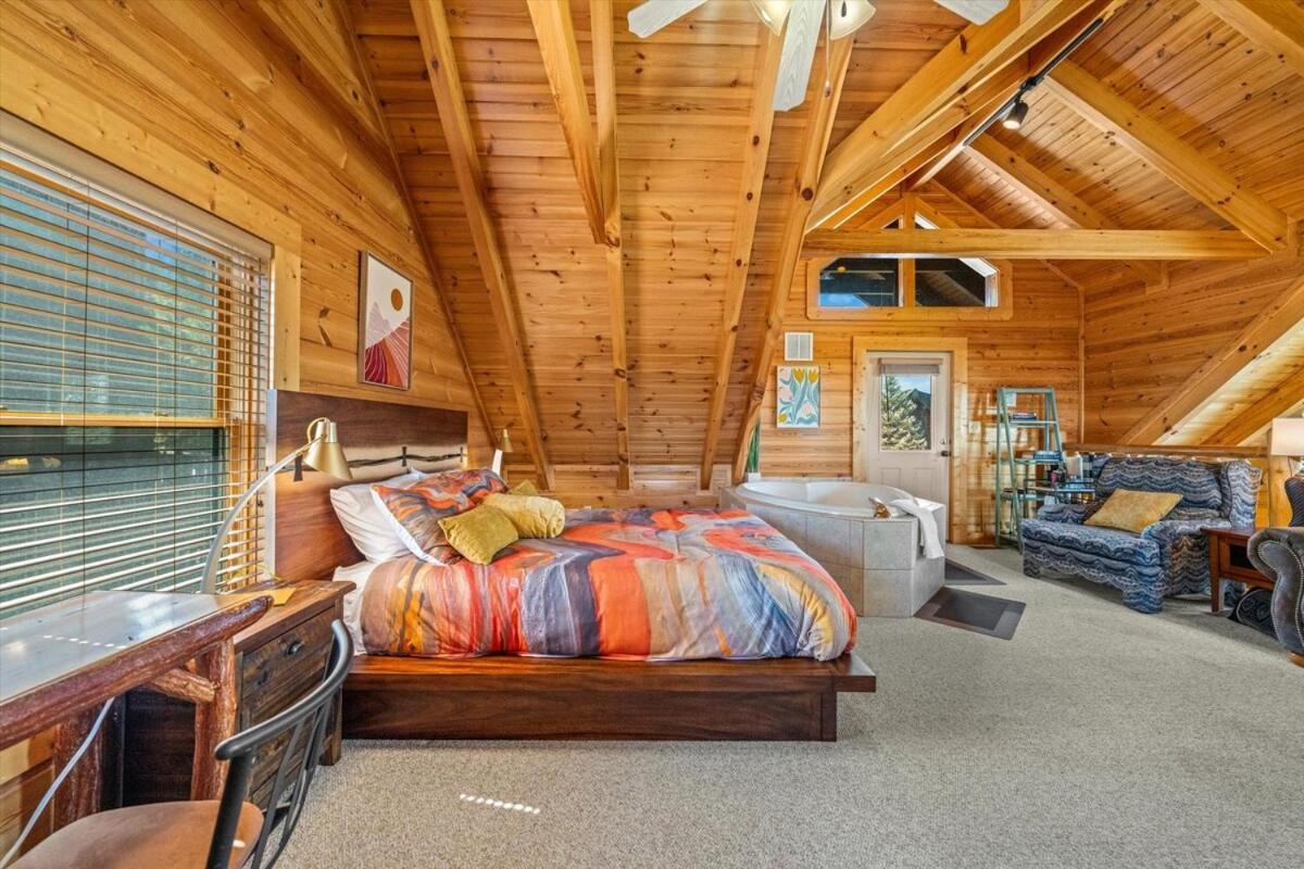 Holiday home Rustic W Modern Comfort Minutes From Parkway *