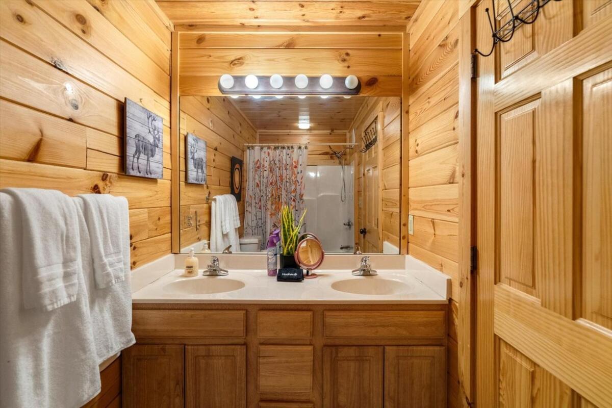Rustic W Modern Comfort Minutes From Parkway * Pigeon Forge