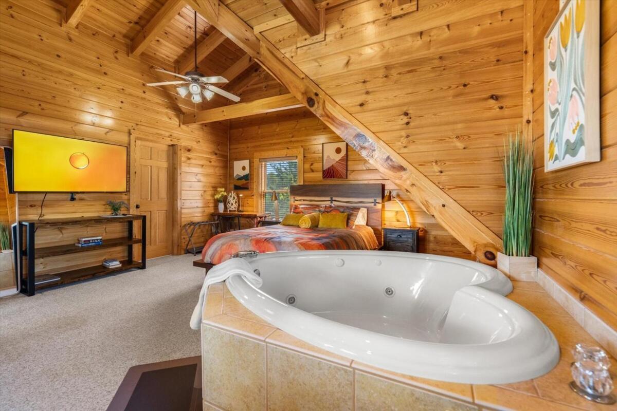 Rustic W Modern Comfort Minutes From Parkway