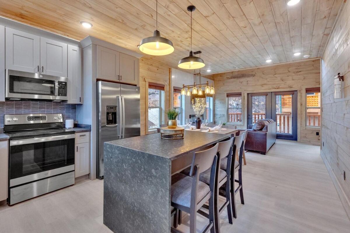 Honeybear Hideaways - Luxury And Spacious In Smoky Mountain With Indoor Pool, Hot Tub And Game Holiday home Pigeon Forge